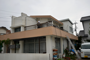 築年数50年が経過した鉄筋コンクリート造二階建ての住宅 築年数50年が経過した鉄筋コンクリート造二階建ての住宅