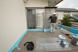 プライマー溶液を下地表面に塗布 プライマー溶液を下地表面に塗布