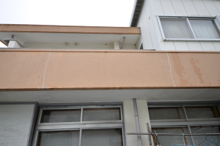 V字型にさらに深く掘込んで削った後からコーキング剤を注入して補修 V字型にさらに深く掘込んで削った後からコーキング剤を注入して補修