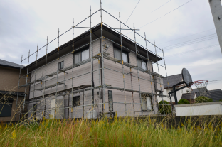 作業用の足場を組み立て、塗料が飛散して近隣に迷惑を掛けないように養生ネットを張り巡らします 作業用の足場を組み立て、塗料が飛散して近隣に迷惑を掛けないように養生ネットを張り巡らします