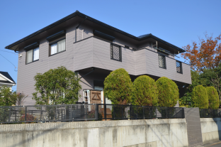 屋根や壁面の塗装は下塗り、中塗り、本塗りと三回に分けて塗り重ねていますので塗装本来の効果が持続します 屋根や壁面の塗装は下塗り、中塗り、本塗りと三回に分けて塗り重ねていますので塗装本来の効果が持続します